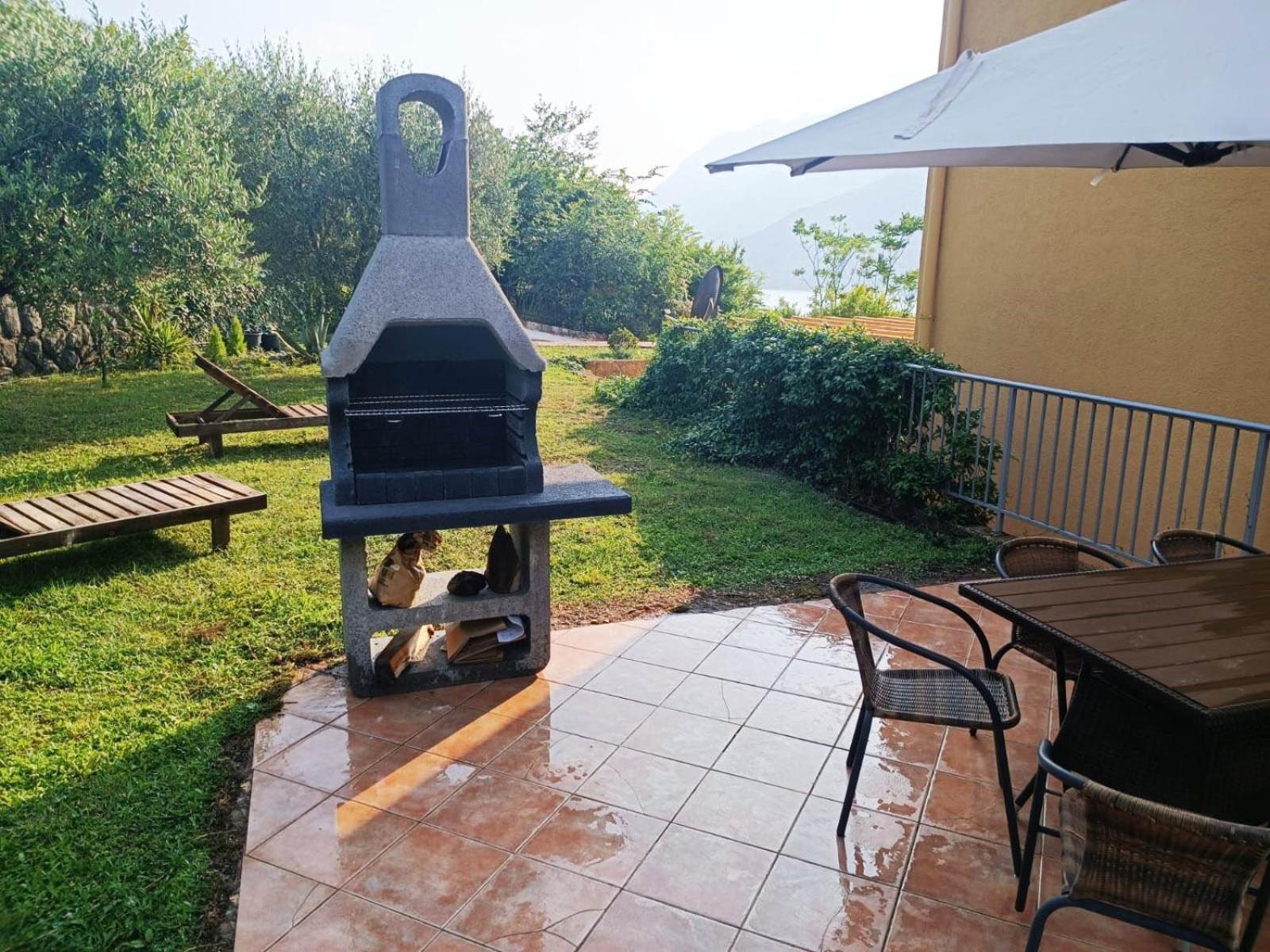 Villa Risan Apartments Екстер'єр фото
