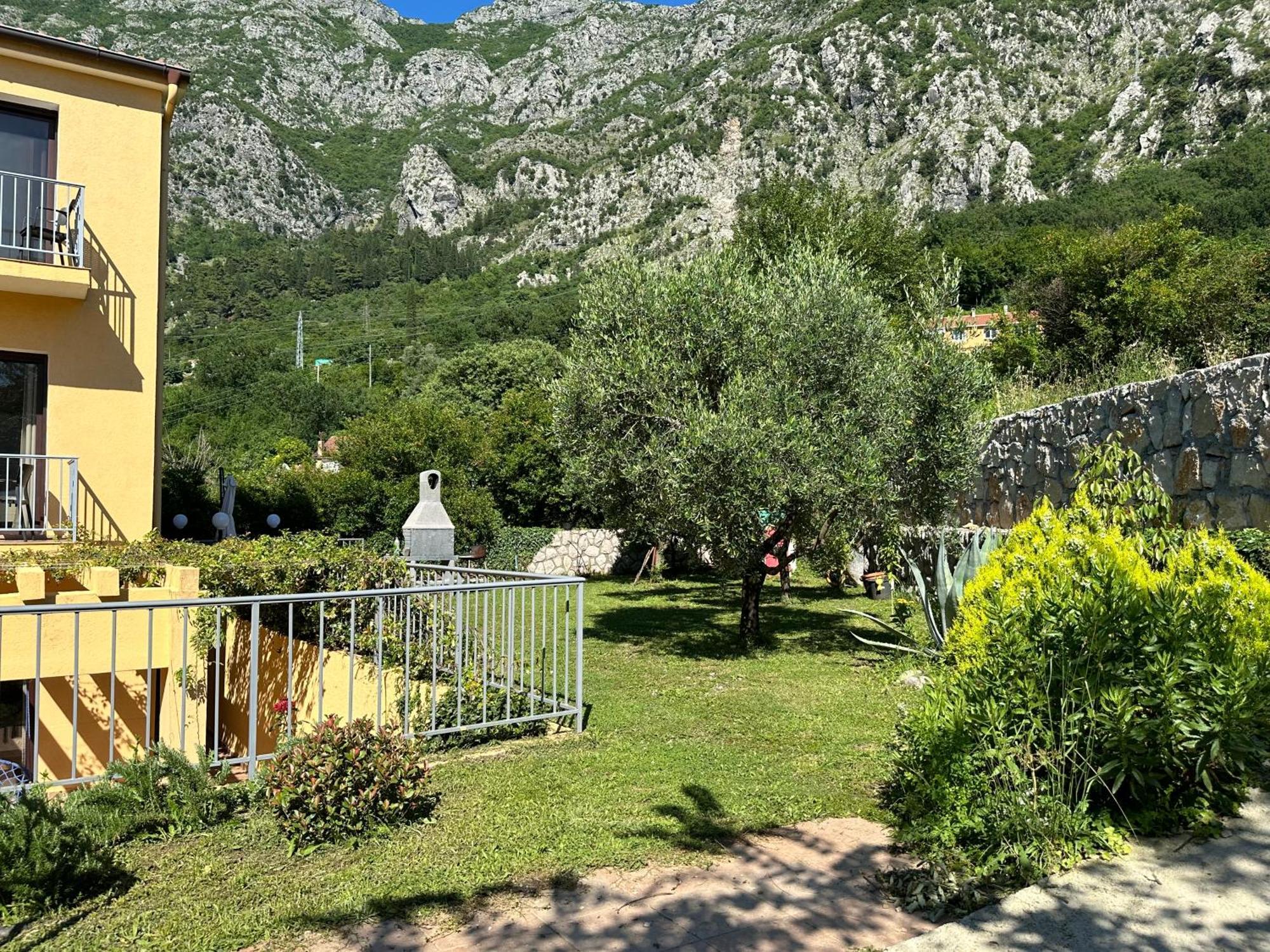 Villa Risan Apartments Екстер'єр фото