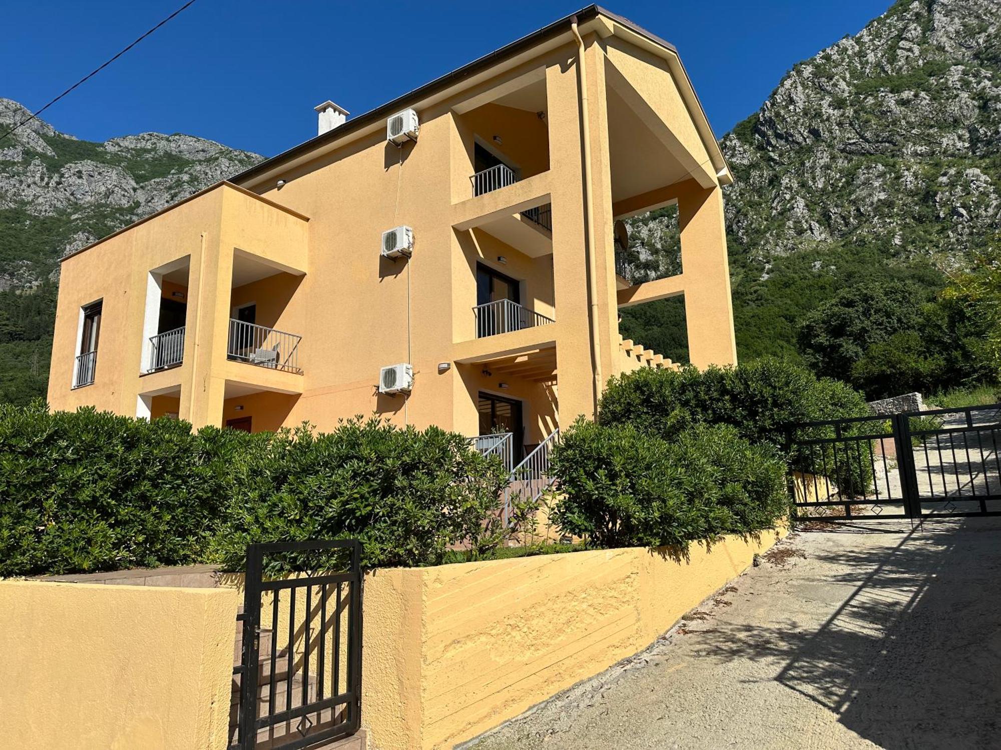 Villa Risan Apartments Екстер'єр фото
