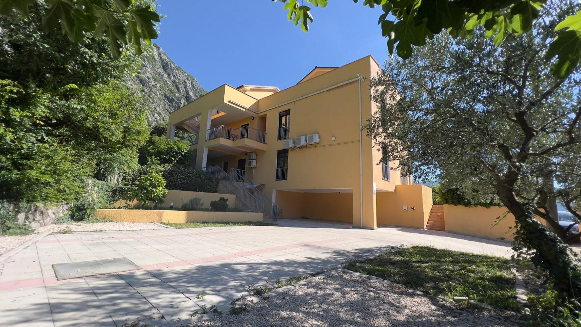 Villa Risan Apartments Екстер'єр фото