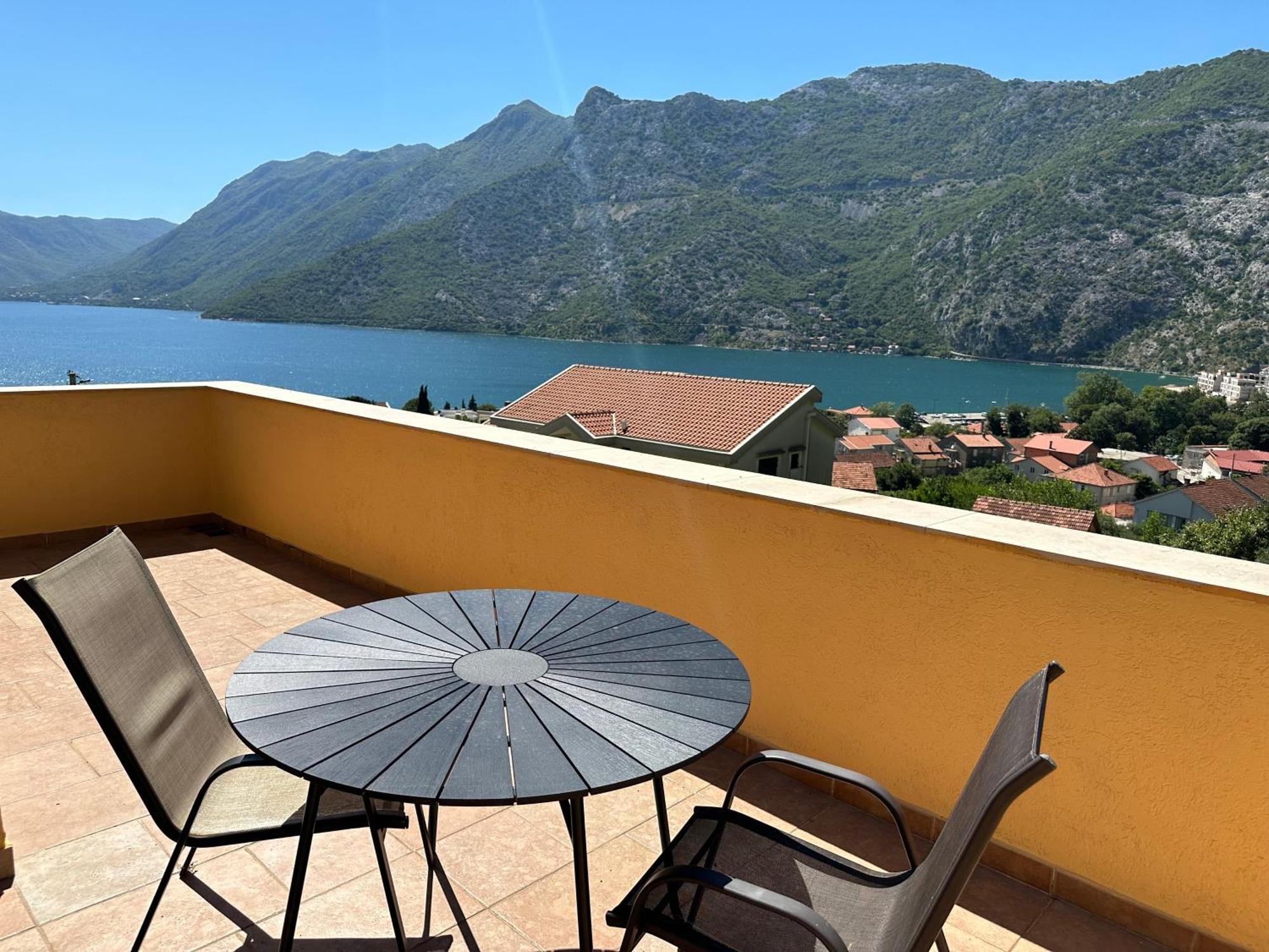 Villa Risan Apartments Екстер'єр фото