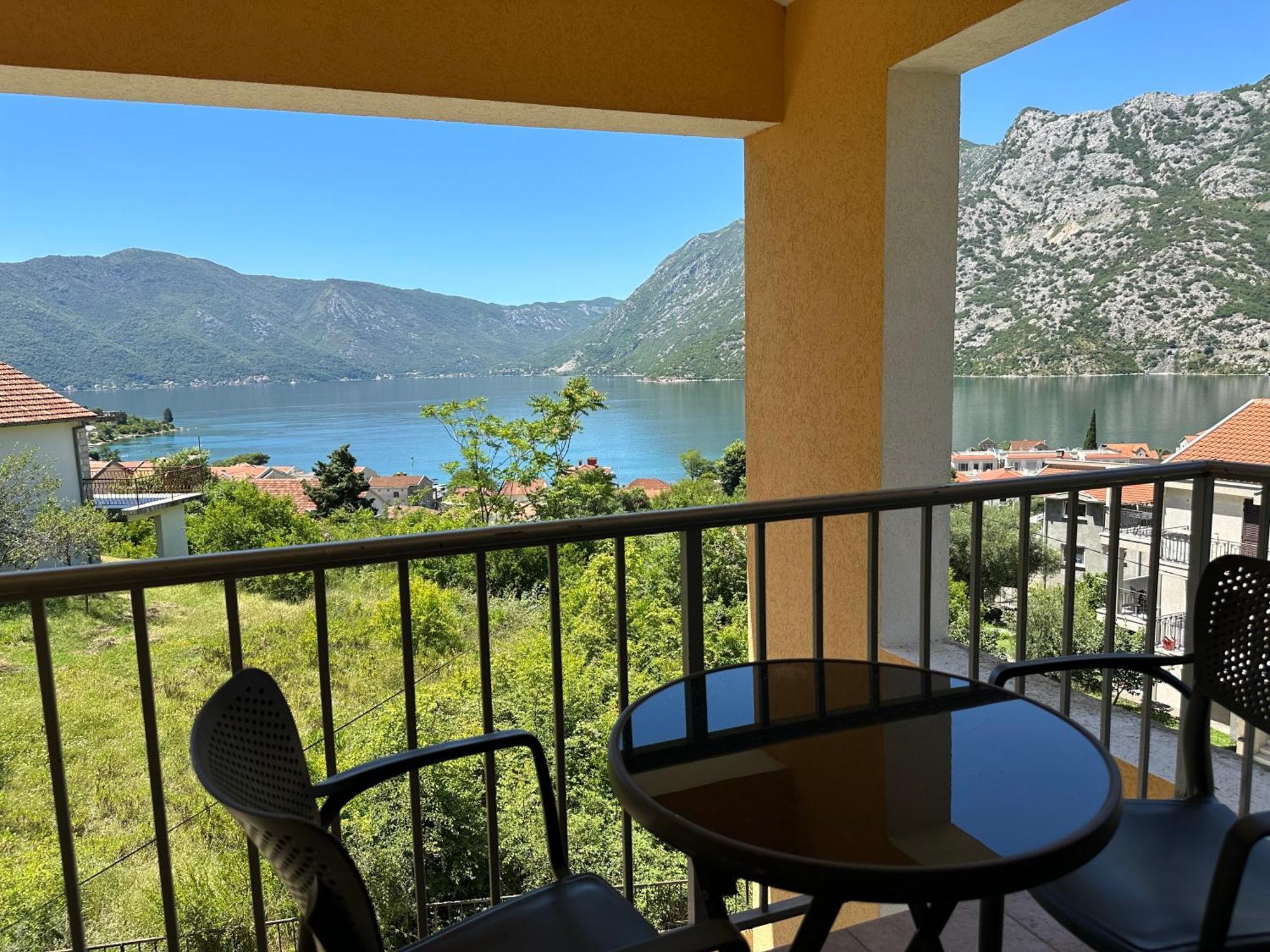 Villa Risan Apartments Екстер'єр фото