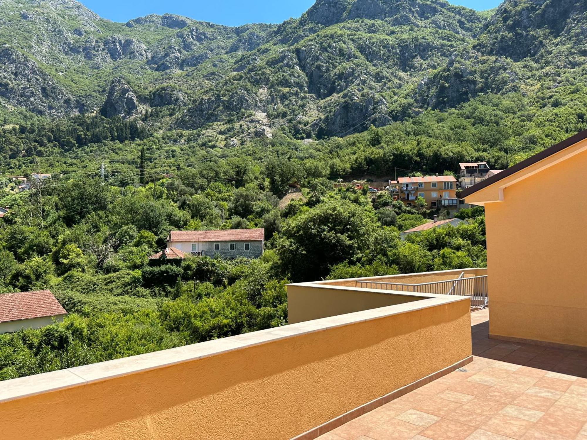Villa Risan Apartments Екстер'єр фото