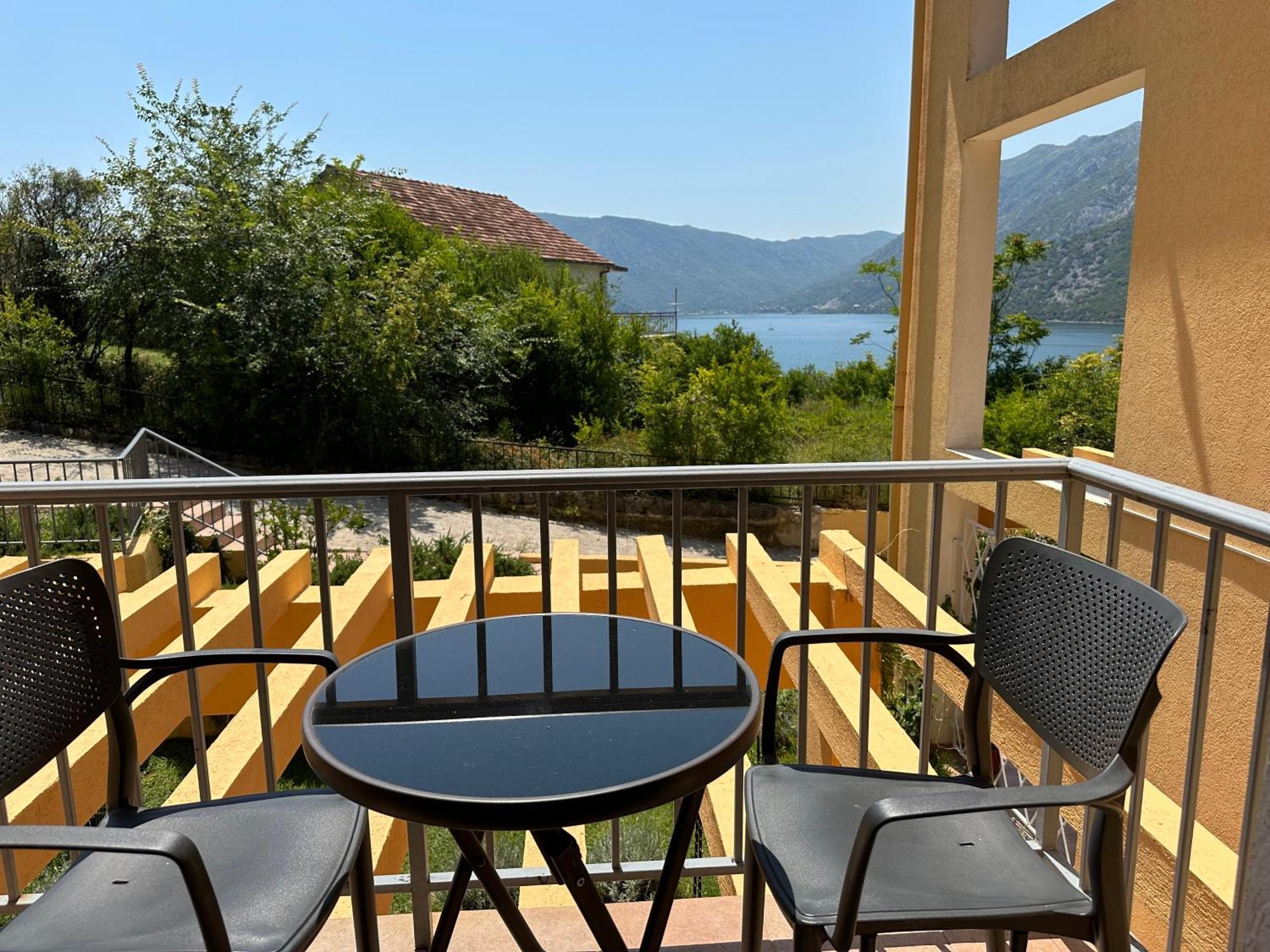 Villa Risan Apartments Екстер'єр фото