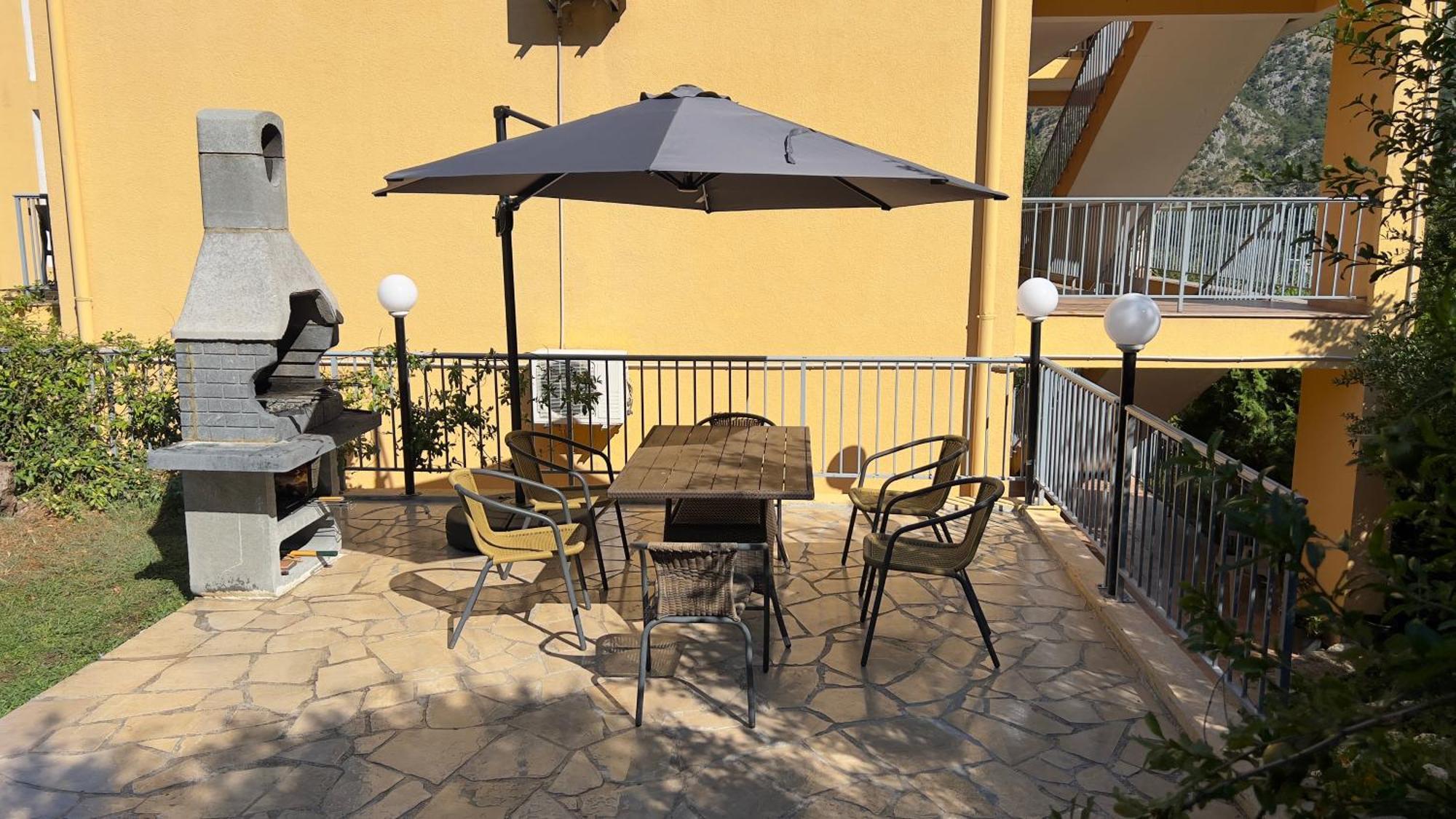 Villa Risan Apartments Екстер'єр фото